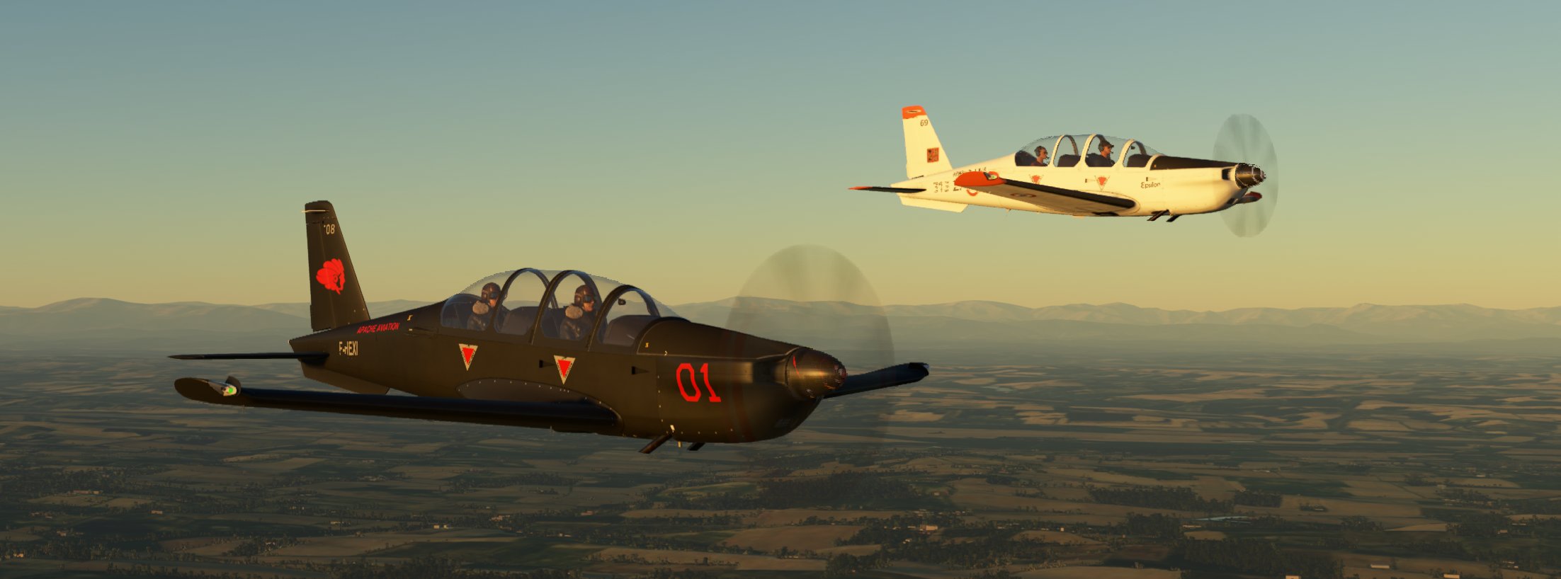 Dos avions en formació al capvespre daurat